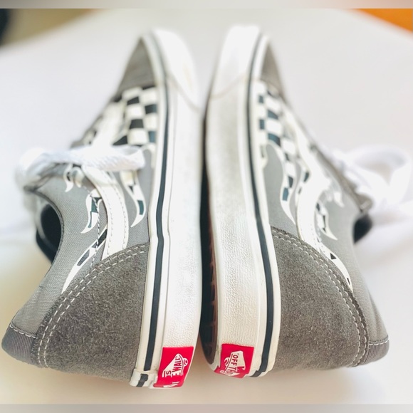 VANS—YOUTH SIZE 6–UNISEX—GREAT CONDITION-GRAY & WHITE CHECK W FLAMES—CLASSIC - Picture 4 of 15